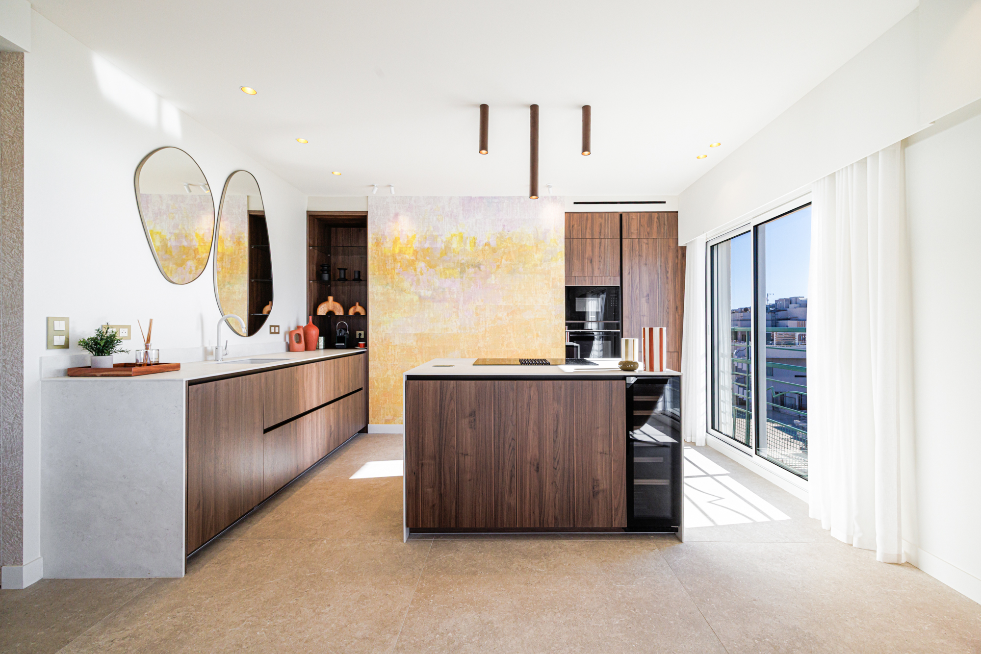 Photo d'une architecte au téléphone dans une maison de luxe en travaux